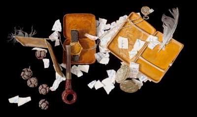 «σκισμένα χαρτάκια μὲ λόγια πρωτάκουστα/ στοίχειωναν φωσφορίζοντας τὸ πεθαμένο σῶμα/ τῆς ἀγάπης/ ὄχι, ὄχι, ἡ αὐτομόληση στὴν ἄνυδρη ζωὴ προφορικά/ ἀνακοινώθηκε/ κάτι ἄλλο θὰ ἔγραφαν…»  Ε.Α.Λ.